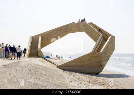 Das Beton Bauwerk WESPUNT in de Panne an der belgischen Küste nahe der Landesgrenze zu Frankreich. Die Treppen verbinden symbolisch das Meer mit den Dünen, die Natur mit der Küste und die Bewohner untereinander. 11.05.2024 de Panne Westflandern Belgien *** die WestpUNT Betonkonstruktion in de Panne an der belgischen Küste nahe der Grenze zu Frankreich die Stufen verbinden symbolisch das Meer mit den Dünen, die Natur mit der Küste und die Bewohner zueinander 11 05 2024 de Panne Westflandern Belgien Urheberrecht: xBonn.digitalx/xMarcxJohnx Stockfoto