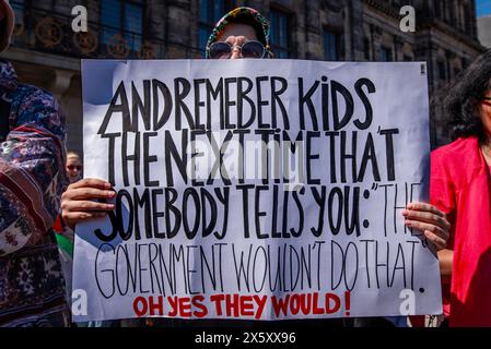 Amsterdam, Nordholland, Niederlande. Mai 2024. Ein Demonstrant hält ein pro-palästinensisches Protestzeichen. Am 11. Mai 2024 versammelten sich mehrere tausend pro-palästinensische Demonstranten auf dem Dam-Platz in Amsterdam. Vom Dam-Platz marschierten die Demonstranten zum Museumplein in Amsterdam, um weitere Reden zu halten. Der Aufruf dieser Demonstration erforderte ein Ende der Nakba in Palästina, die israelische Besatzung und die Unterstützung der israelischen Regierung durch die niederländische Regierung. Quelle: ZUMA Press, Inc./Alamy Live News Stockfoto