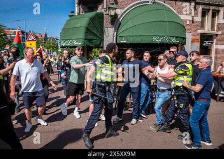 Amsterdam, Nordholland, Niederlande. Mai 2024. Die niederländische Polizei greift ein, während Beobachter pro-palästinensische Demonstranten schikanieren. Am 11. Mai 2024 versammelten sich mehrere tausend pro-palästinensische Demonstranten auf dem Dam-Platz in Amsterdam. Vom Dam-Platz marschierten die Demonstranten zum Museumplein in Amsterdam, um weitere Reden zu halten. Der Aufruf dieser Demonstration erforderte ein Ende der Nakba in Palästina, die israelische Besatzung und die Unterstützung der israelischen Regierung durch die niederländische Regierung. Quelle: ZUMA Press, Inc./Alamy Live News Stockfoto