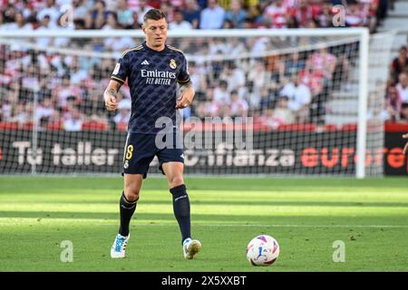 Granada, Spanien. Mai 2024. Toni Kroos von Real Madrid CF während des Liga-Spiels zwischen Granada CF und Real Madrid CF im Nuevo Los Cármenes Stadion am 11. Mai 2024 in Granada, Spanien. (Foto: José M Baldomero/Pacific Press) Credit: Pacific Press Media Production Corp./Alamy Live News Stockfoto