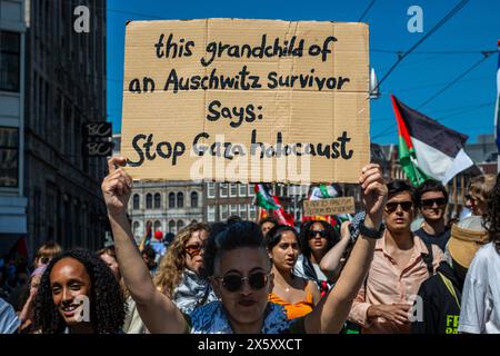 Amsterdam, Nordholland, Niederlande. Mai 2024. Ein Demonstrant hält ein Protestzeichen gegen den Völkermord. Am 11. Mai 2024 versammelten sich mehrere tausend pro-palästinensische Demonstranten auf dem Dam-Platz in Amsterdam. Vom Dam-Platz marschierten die Demonstranten zum Museumplein in Amsterdam, um weitere Reden zu halten. Der Aufruf dieser Demonstration erforderte ein Ende der Nakba in Palästina, die israelische Besatzung und die Unterstützung der israelischen Regierung durch die niederländische Regierung. Quelle: ZUMA Press, Inc./Alamy Live News Stockfoto