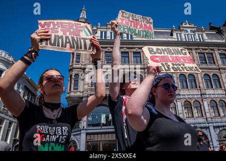 Amsterdam, Nordholland, Niederlande. Mai 2024. Drei Demonstranten halten pro-palästinensische Protestzeichen. Am 11. Mai 2024 versammelten sich mehrere tausend pro-palästinensische Demonstranten auf dem Dam-Platz in Amsterdam. Vom Dam-Platz marschierten die Demonstranten zum Museumplein in Amsterdam, um weitere Reden zu halten. Der Aufruf dieser Demonstration erforderte ein Ende der Nakba in Palästina, die israelische Besatzung und die Unterstützung der israelischen Regierung durch die niederländische Regierung. Quelle: ZUMA Press, Inc./Alamy Live News Stockfoto