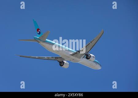 Seattle, USA. Mai 2024. SeaTac, Washington, USA. Mai 2024. Ein Korean Air 777-300ER (HL8346) startet am internationalen Flughafen Seattle-Tacoma. Credit: Paul Christian Gordon/Alamy Live News Credit: Paul Christian Gordon/Alamy Live News Stockfoto