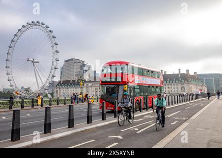 Roter Londoner Bus auf der Westminster Bridge, Radfahrer auf dem Brückenradweg und dem London Eye Riesenrad, London,England,UK,2023 Stockfoto