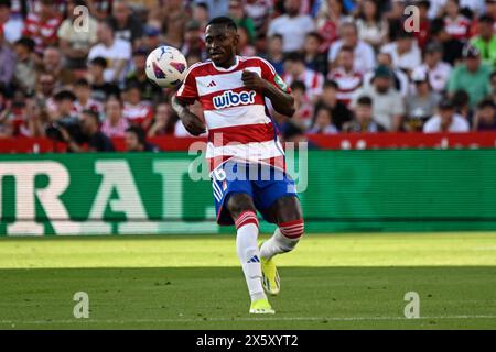 Granada, Granada, Spanien. Mai 2024. Martin Hongla von Granada CF während des Liga-Spiels zwischen Granada CF und Real Madrid CF im Nuevo Los CÃrmenes Stadion am 11. Mai 2024 in Granada, Spanien. (Kreditbild: © José M Baldomero/Pacific Press via ZUMA Press Wire) NUR REDAKTIONELLE VERWENDUNG! Nicht für kommerzielle ZWECKE! Quelle: ZUMA Press, Inc./Alamy Live News Stockfoto