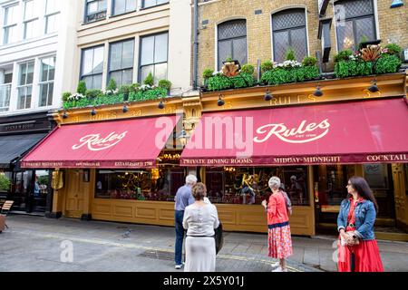 Rules Restaurant, gegründet 1798, in Covent Garden London, ältestes Restaurant in London, Außenaufnahme mit roter Markise, England, UK, 2023 Stockfoto