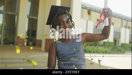 Bild von Goldkonfetti über glücklichem afroamerikanischen Schuljungen in Mörserplatte mit Diplom Stockfoto