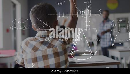 Bild von Mathematikberechnungen über afroamerikanische Lehrer und Schüler, die im Unterricht die Hände heben Stockfoto