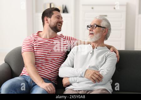 Happy Son und sein Vater verbrachten Zeit zu Hause Stockfoto