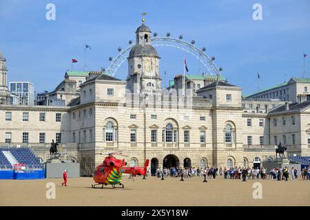 London, UK, 11. Mai 2024. Ein Rettungswagen der London Air, der auf einen Anruf reagiert, landet in der Horseguards Parade. Sie verließ kurze Zeit später, nachdem sie nicht benötigt worden war, mit einem Patienten - oder Patienten, die von Sanitätern in Whitehall in regelmäßigen Krankenwagen versorgt wurden. Quelle: Eleventh Photography/Alamy Live News Stockfoto