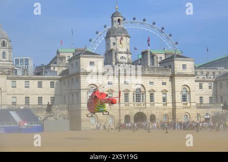 London, UK, 11. Mai 2024. Ein Rettungswagen der London Air, der auf einen Anruf reagiert, landet in der Horseguards Parade. Sie verließ kurze Zeit später, nachdem sie nicht benötigt worden war, mit einem Patienten - oder Patienten, die von Sanitätern in Whitehall in regelmäßigen Krankenwagen versorgt wurden. Quelle: Eleventh Photography/Alamy Live News Stockfoto