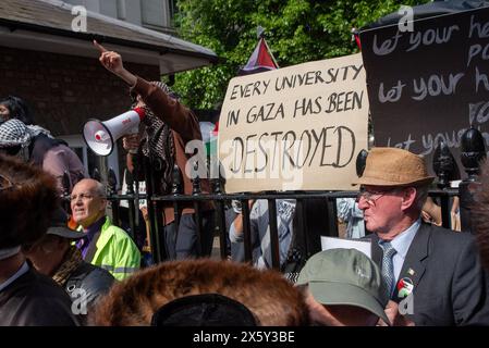 London, Großbritannien. Mai 2024. Ein Demonstrant ruft während der Kundgebung Slogans auf ein Megaphon. Ähnliche Demonstrationen an den US-Universitäten. Studentenproteste und Lager entstanden an den Universitäten in Großbritannien, darunter London, Oxford, Cambridge und Canterbury als Reaktion auf den israelisch-Gaza-Krieg. Die Studenten der SOAS (School of Oriental and African Studies) organisierten einen Solidaritätsprotest für das Pro-Palestine-Lager der UCL (University College London), weil die Beamten des Campus allen die Einreise verweigerten. Quelle: SOPA Images Limited/Alamy Live News Stockfoto