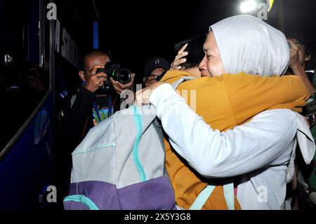 West-Java, Indonesien. Mai 2024. Eine Frau umarmt ihren Sohn, einen Passagier, der einen Busunfall überlebt hat, als er am 12. Mai 2024 in Depok, West-Java, Indonesien, ankommt. Zehn Menschen seien bei einem Busunfall in Subang in der indonesischen Provinz West Java am Samstag getötet und mehr als zehn weitere verwundet worden, sagte ein Retter. Quelle: Rahmat Dian P./Xinhua/Alamy Live News Stockfoto