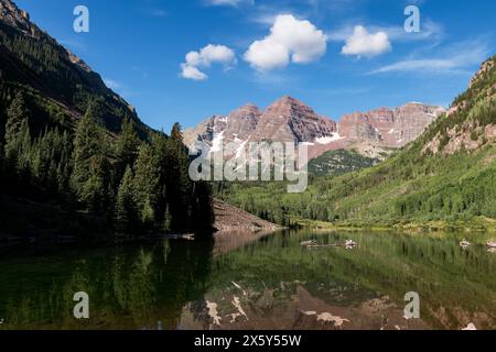 Am frühen Morgen sehen Sie die kastanienbraunen Glocken Mitte August mit der Reflexion der Berge in einer diffusen Reflexion. Stockfoto