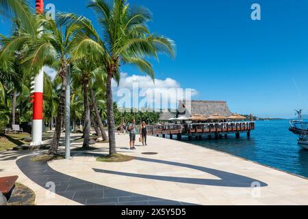 Touristen schlendern am Ufer von Papeete, Insel Tahiti, Französisch-Polynesien Stockfoto