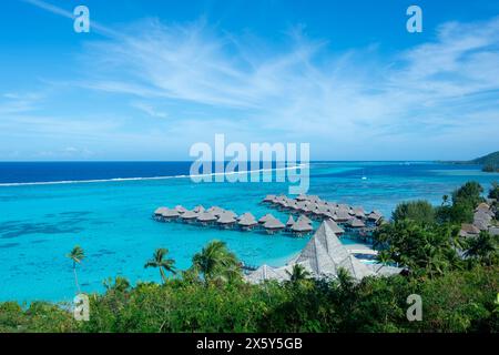 Bungalows am Wasser, Sofitel Kia ora Beach Resort, Moorea, Gesellschaftsinseln, Französisch-Polynesien Stockfoto