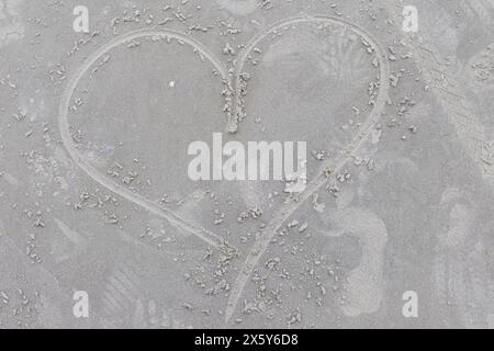 Ein in Sand gezogenes Herz an einem Strand in Galveston, Texas. Stockfoto