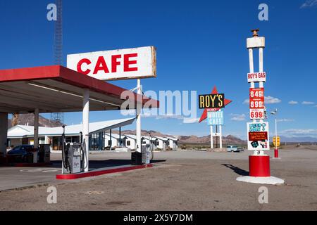 Roy's liegt an der historischen Route 66 in Amboy, Kalifornien und ist ein bekannter Zwischenstopp auf der Fahrt durch die Wüste Mojave. In zahlreichen Filmen zu sehen Stockfoto