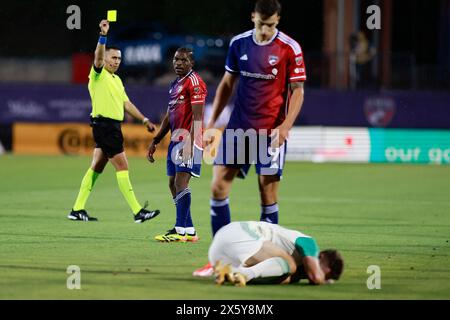 Frisco, Texas, USA. Mai 2024. Der Schiedsrichter gab eine gelbe Karte für den FC Dallas Stürmer TSIKI NTSABELENG (16) während eines MLS-Spiels zwischen dem FC Dallas und Austin FC und im Toyota Stadium aus. Dallas gewinnt mit 2:1. (Kreditbild: © Mark Fann/ZUMA Press Wire) NUR REDAKTIONELLE VERWENDUNG! Nicht für kommerzielle ZWECKE! Quelle: ZUMA Press, Inc./Alamy Live News Stockfoto