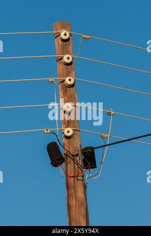 Holz, Mast, Elektrik, Drähte, Isolatoren, Stahl, Kabel, Draht, Elektrizität, Leitung, Himmel, Technologie, Industrie, blau, Gefahr, Elektrik, Energie, industrie Stockfoto