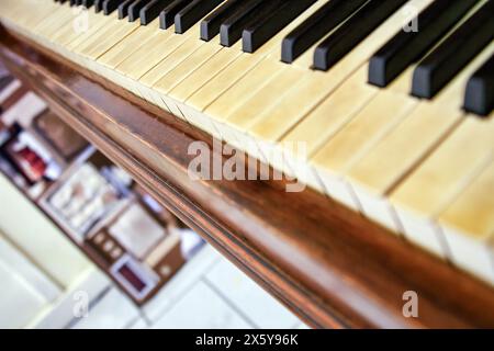 Ansicht der alten Klaviertastatur von oben, niederländischer Winkel Stockfoto