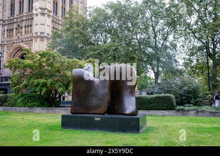 Westminster London, Knife Edge zweiteilige Skulptur von Henry Moore im College Green Park, London, England, Großbritannien Stockfoto