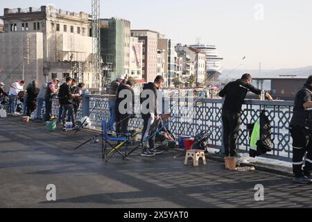 Türkei istanbul 12. januar 2024. Fischer fischen mit Angelruten von der Galata-Brücke aus Stockfoto