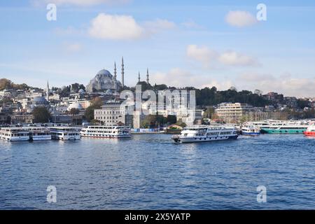 türkei istanbul 19. oktober 2023. Fähren parkten im Terminal am Bosporus in der Nähe der Eminonu-Moschee Stockfoto