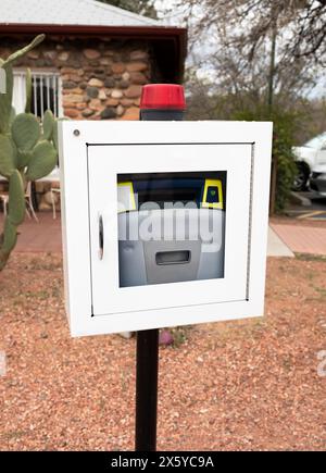 Aed, Lebensrettender Defibrillator Auf Der Straße. Tragbarer Automatisierter Externer Defibrillator Für Den Außenbereich. Kakteen Ist Auf Dem Hintergrund. Vertikale Ebene. Vorbeugung Von Stockfoto