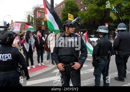 Pro-palästinensische Demonstranten singen Slogans, während Mitglieder des New York City Police Department in einer Reihe stehen. Pro-palästinensische Demonstranten versammelten sich in Brooklyn, New York City, und verurteilten die Militäroperationen der israelischen Streitkräfte in Gaza. Der marsch fand vor dem Nakba-Tag statt, der am 15. Mai stattfindet. Der Nakba-Tag ist der Tag im Jahr 1948, an dem israelische Truppen Palästinenser aus Ländern vertrieben haben, die Teil des Staates Israel wurden. Im andauernden Krieg zwischen Israel und der Hamas sagte der israelische Premierminister Benjamin Netanjahu, dass die IDF eine Invasion von Rafah im südlichen Gaza-Streifen starten werde. Seit dem Beginn des Israel-Hamas-Krieges Stockfoto