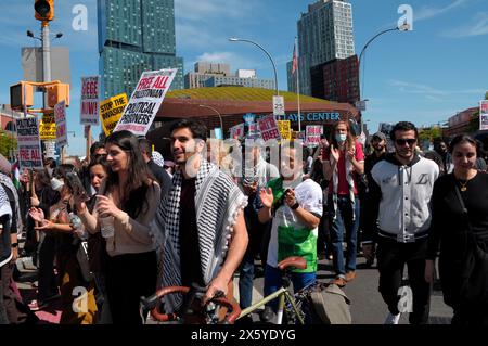 Pro-palästinensische Demonstranten marschieren mit Plakaten, die ihre Meinung vor dem Barclays Center zum Ausdruck bringen. Pro-palästinensische Demonstranten versammelten sich in Brooklyn, New York City, und verurteilten die Militäroperationen der israelischen Streitkräfte in Gaza. Der marsch fand vor dem Nakba-Tag statt, der am 15. Mai stattfindet. Der Nakba-Tag ist der Tag im Jahr 1948, an dem israelische Truppen Palästinenser aus Ländern vertrieben haben, die Teil des Staates Israel wurden. Im andauernden Krieg zwischen Israel und der Hamas sagte der israelische Premierminister Benjamin Netanjahu, dass die IDF eine Invasion von Rafah im südlichen Gaza-Streifen starten werde. Seit dem Beginn des Israel-Hamas-Krieges Stockfoto