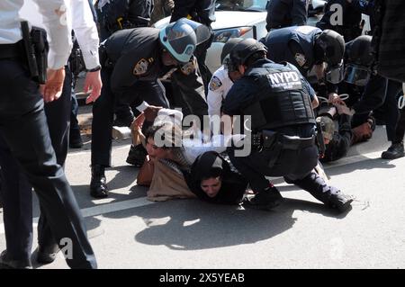 New York, USA. Mai 2024. Mitglieder des New York City Police Department verhaften während eines marsches einen pro-palästinensischen Demonstranten. Pro-palästinensische Demonstranten versammelten sich in Brooklyn, New York City, und verurteilten die Militäroperationen der israelischen Streitkräfte in Gaza. Der marsch fand vor dem Nakba-Tag statt, der am 15. Mai stattfindet. Der Nakba-Tag ist der Tag im Jahr 1948, an dem israelische Truppen Palästinenser aus Ländern vertrieben haben, die Teil des Staates Israel wurden. Im andauernden Krieg zwischen Israel und der Hamas sagte der israelische Premierminister Benjamin Netanjahu, dass die IDF eine Invasion von Rafah im südlichen Gaza-Streifen starten werde. Kredit: SOP Stockfoto