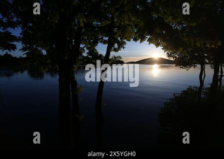 Sonnenaufgang am Plastiras See. Der Plastiras-See, der sich im weiteren Gebiet von Agrafa (Region Thessalien) befindet, ist von einer idyllischen Landschaft von Invergleicha umgeben Stockfoto