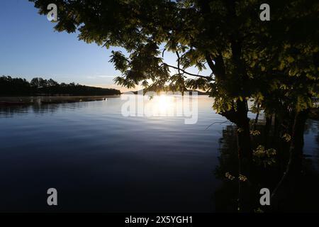 Sonnenaufgang am Plastiras See. Der Plastiras-See, der sich im weiteren Gebiet von Agrafa (Region Thessalien) befindet, ist von einer idyllischen Landschaft von Invergleicha umgeben Stockfoto