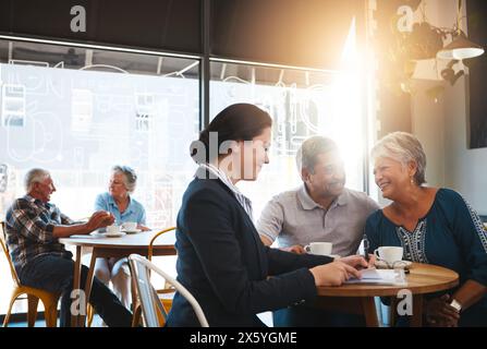 Leitendes Ehepaar, Finanzberater und Gespräch mit Dokumenten in Beratung, Gespräch und Altersvorsorge. Versicherungen, Spareinlagen und Investitionen mit Stockfoto