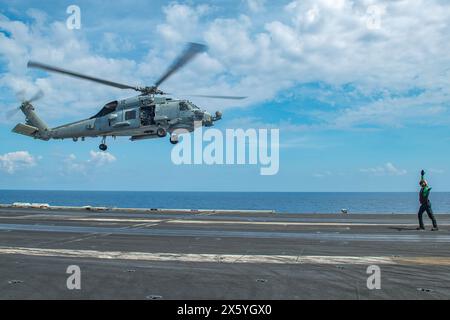 SÜDCHINESISCHES MEER (11. Mai 2024) ein MH-60R Sea Hawk, der dem „Wolf Pack“ der Helicopter Maritime Strike Squadron (HSM) 75 zugeordnet ist, bereitet sich auf die Landung vor Stockfoto