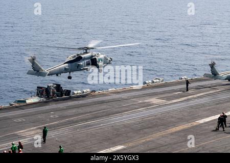 SÜDCHINESISCHES MEER (11. Mai 2024) ein MH-60R Sea Hawk, der dem „Wolf Pack“ der Helicopter Maritime Strike Squadron (HSM) 75 zugeordnet ist, bereitet sich auf die Landung vor Stockfoto