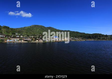 Wunderschöne Landschaft Wasserspiegelung des chinesischen Dorfes am Ruk Thai Lake in der Provinz Mae Hong Son, Thailand Stockfoto