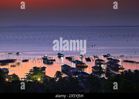 Die Schönheit des Sonnenuntergangs im Fischerdorf Ko Yo, Songkhla Lake, Provinz Songkhla, Thailand Stockfoto