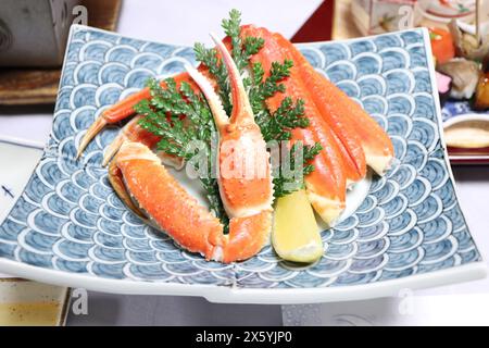 Japanisches Ryokan-Abendessen, Schneekrabbenbeine Stockfoto