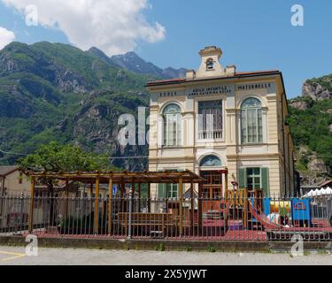 Großes elegantes Schulgebäude in der Stadt Donnas mit Spielplatz und Geländer vor dem Aostatal, NW Itay. Mai 2024 Stockfoto