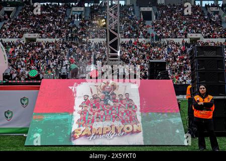 Diyarbakir, Türkei. Mai 2024. Tausende von Fans von Amedspor sahen das Diyarbakir-Stadion. Amedspor, die Fußballmannschaft der Stadt Diyarbakir, wo die Kurden der Türkei am meisten leben, erhielt den Meisterschaftspreis der 2. Liga Rote Gruppe bei einem Festival im Diyarbakir Stadium, an dem Zehntausende von Fans teilnahmen. Amedspor wurde nach 12 Jahren als Sieger in der 1. Liga des türkischen Fußballverbandes befördert. Amedspor wird von einem großen Teil der Kurden in der Türkei und im Ausland unterstützt. Quelle: SOPA Images Limited/Alamy Live News Stockfoto