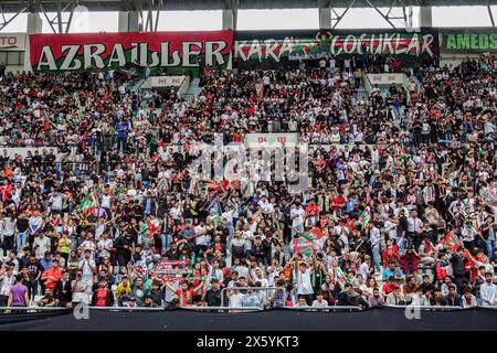 Diyarbakir, Türkei. Mai 2024. Amedspor-Fans feiern die Meisterschaft ihres Teams. Amedspor, die Fußballmannschaft der Stadt Diyarbakir, wo die Kurden der Türkei am meisten leben, erhielt den Meisterschaftspreis der 2. Liga Rote Gruppe bei einem Festival im Diyarbakir Stadium, an dem Zehntausende von Fans teilnahmen. Amedspor wurde nach 12 Jahren als Sieger in der 1. Liga des türkischen Fußballverbandes befördert. Amedspor wird von einem großen Teil der Kurden in der Türkei und im Ausland unterstützt. Quelle: SOPA Images Limited/Alamy Live News Stockfoto