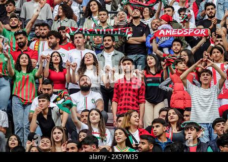 Diyarbakir, Türkei. Mai 2024. Amedspor-Fans feiern die Meisterschaft ihres Teams. Amedspor, die Fußballmannschaft der Stadt Diyarbakir, wo die Kurden der Türkei am meisten leben, erhielt den Meisterschaftspreis der 2. Liga Rote Gruppe bei einem Festival im Diyarbakir Stadium, an dem Zehntausende von Fans teilnahmen. Amedspor wurde nach 12 Jahren als Sieger in der 1. Liga des türkischen Fußballverbandes befördert. Amedspor wird von einem großen Teil der Kurden in der Türkei und im Ausland unterstützt. (Foto: Mehmet Masum Suer/SOPA Images/SIPA USA) Credit: SIPA USA/Alamy Live News Stockfoto