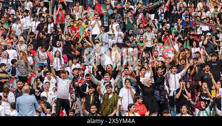 Diyarbakir, Türkei. Mai 2024. Amedspor-Fans feiern die Meisterschaft ihres Teams. Amedspor, die Fußballmannschaft der Stadt Diyarbakir, wo die Kurden der Türkei am meisten leben, erhielt den Meisterschaftspreis der 2. Liga Rote Gruppe bei einem Festival im Diyarbakir Stadium, an dem Zehntausende von Fans teilnahmen. Amedspor wurde nach 12 Jahren als Sieger in der 1. Liga des türkischen Fußballverbandes befördert. Amedspor wird von einem großen Teil der Kurden in der Türkei und im Ausland unterstützt. (Foto: Mehmet Masum Suer/SOPA Images/SIPA USA) Credit: SIPA USA/Alamy Live News Stockfoto