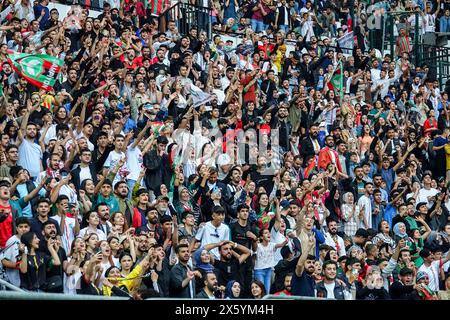 Diyarbakir, Türkei. Mai 2024. Amedspor-Fans feiern die Meisterschaft ihres Teams. Amedspor, die Fußballmannschaft der Stadt Diyarbakir, wo die Kurden der Türkei am meisten leben, erhielt den Meisterschaftspreis der 2. Liga Rote Gruppe bei einem Festival im Diyarbakir Stadium, an dem Zehntausende von Fans teilnahmen. Amedspor wurde nach 12 Jahren als Sieger in der 1. Liga des türkischen Fußballverbandes befördert. Amedspor wird von einem großen Teil der Kurden in der Türkei und im Ausland unterstützt. (Foto: Mehmet Masum Suer/SOPA Images/SIPA USA) Credit: SIPA USA/Alamy Live News Stockfoto