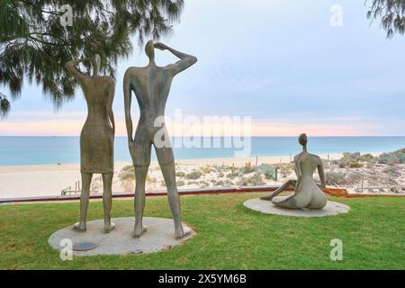 Skulptur des lokalen Künstlers Simon Youngleson, Teil der LIFE-Projekt-Kampagne, an einem stimmungsvollen Nachmittag in City Beach, Perth, Western Australia. Stockfoto