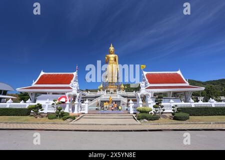 Ein riesiger goldener Buddha namens Phra Phuttha Mongkhon Maharat, erbaut 1999 zum Gedenken an den 72. Geburtstag seiner Majestät König Bhumibol Stockfoto