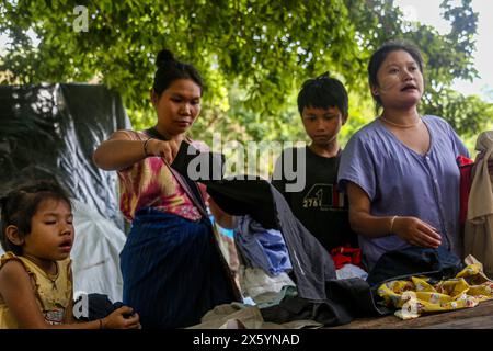 Myawaddy, Myanmar. Mai 2024. Die Menschen, die vor dem Myawaddy-Krieg flohen, sahen, wie sie Kleidung von Spendern wählten. Myawaddy-Kriegsflüchtlinge leben im Wald wegen des Krieges zwischen der Widerstandsgruppe und der birmanischen Armee. Die burmesische Armee setzte Motorbomben und Luftangriffe ein. Deshalb fliehen viele Menschen von ihrem Wohnort. Manche Leute, die sich die teuren Lasten leisten konnten, fliehen nach Mae sot, Thailand. Aber für die Leute, die sich das nicht leisten konnten, lebten sie im Dschungel. Quelle: SOPA Images Limited/Alamy Live News Stockfoto