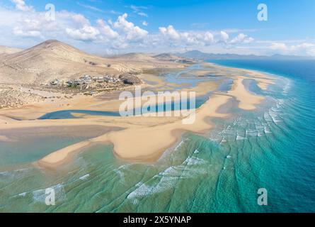 Playa de Sotavento, Fuerteventura: Ein atemberaubender Blick aus der Luft auf kristallklare Lagunen und weite Sanddünen an diesem berühmten kanarischen Strand. Stockfoto